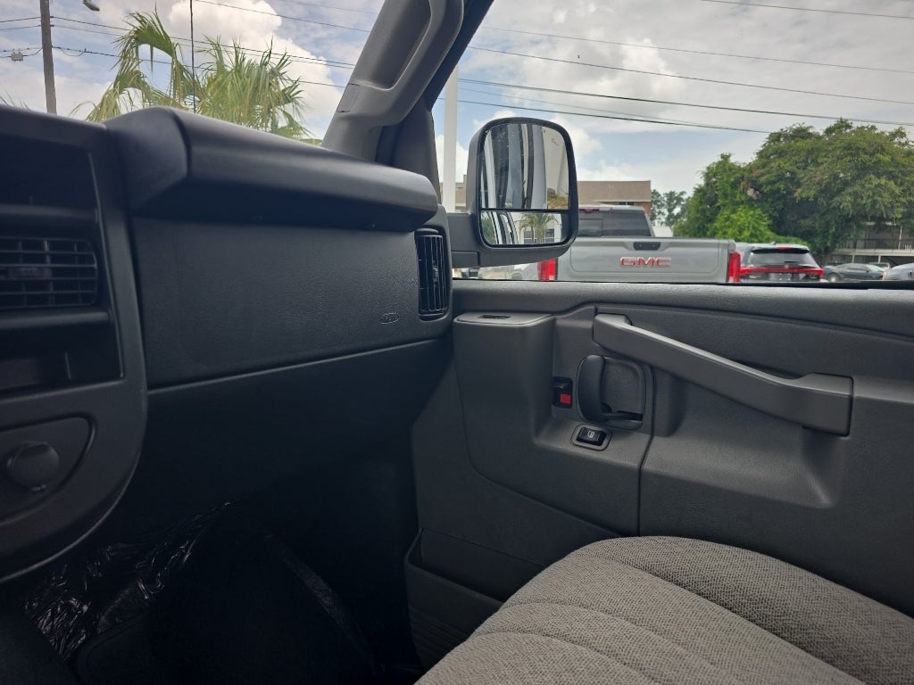 2025 Chevrolet Express Passenger 1LT