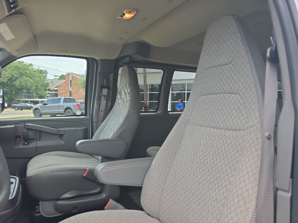 2025 Chevrolet Express Passenger 1LT