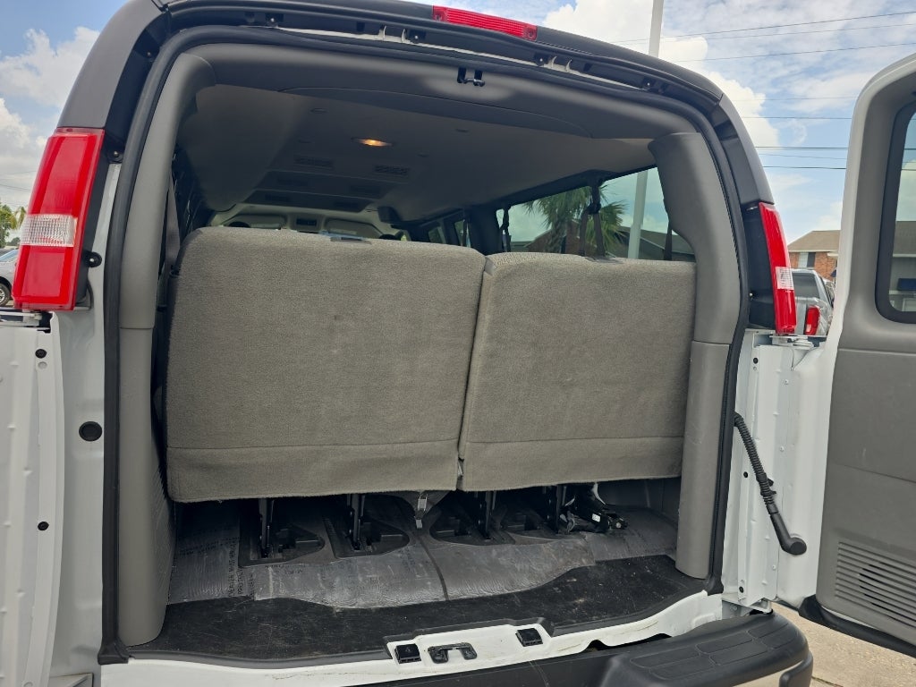 2025 Chevrolet Express Passenger 1LT