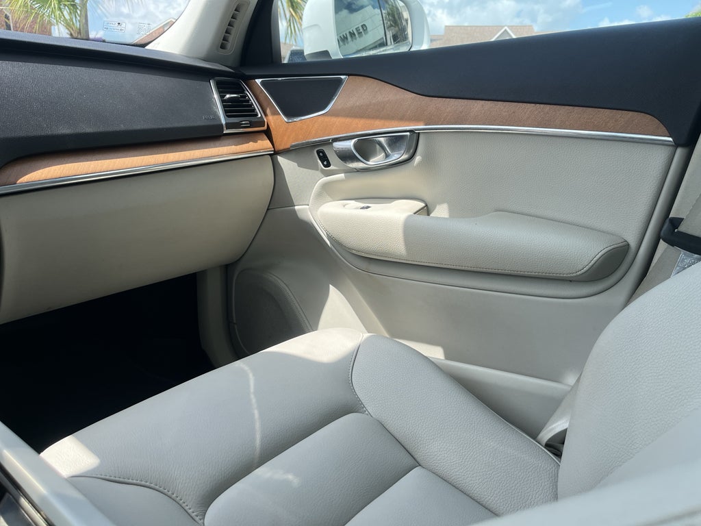 2021 Volvo XC90 Momentum