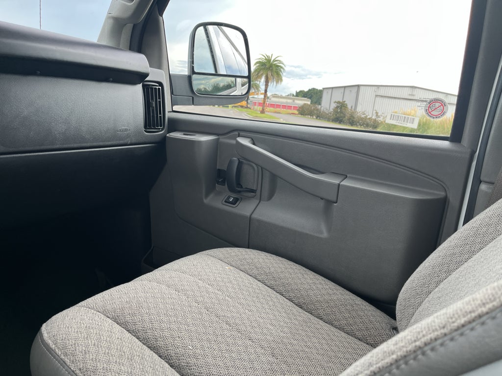 2025 Chevrolet Express Passenger 1LT