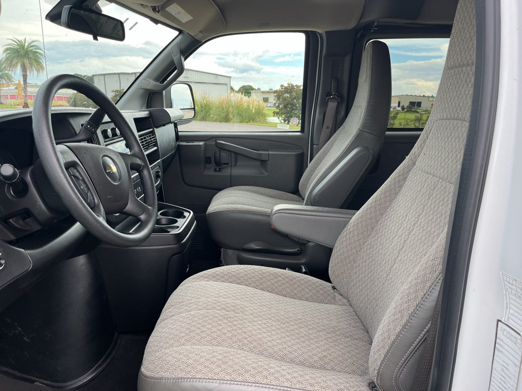 2025 Chevrolet Express Passenger 1LT
