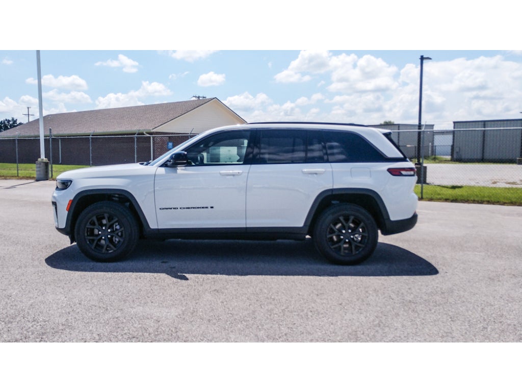 2026 Jeep Grand Cherokee Laredo Altitude