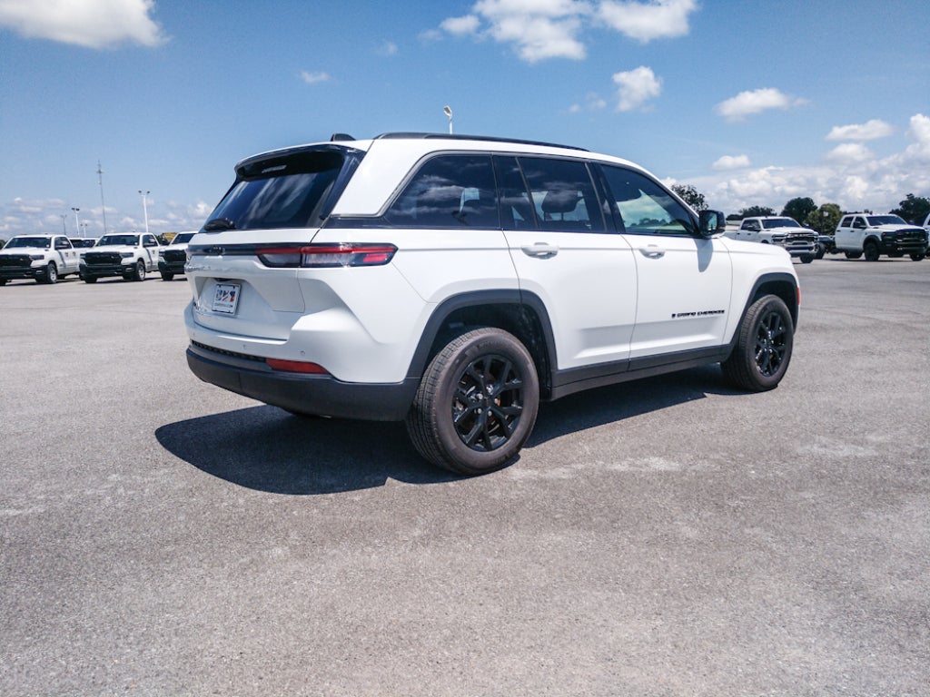 2026 Jeep Grand Cherokee Laredo Altitude