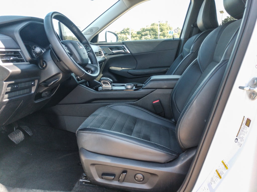 2025 Mitsubishi Outlander Base