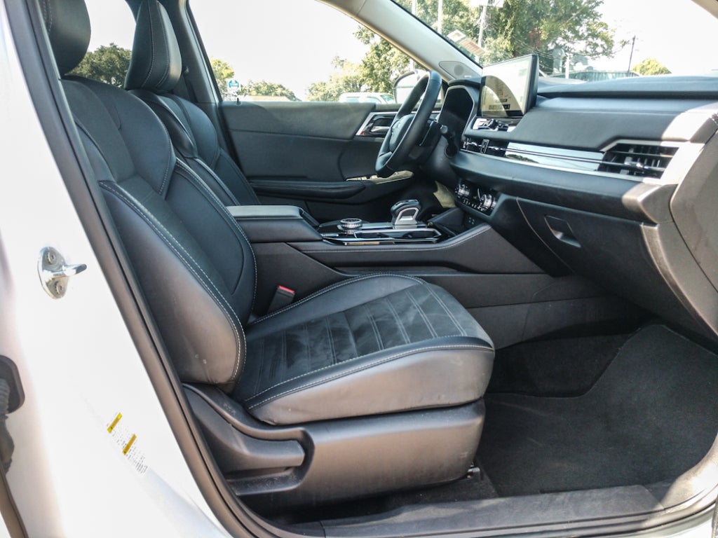 2025 Mitsubishi Outlander Base