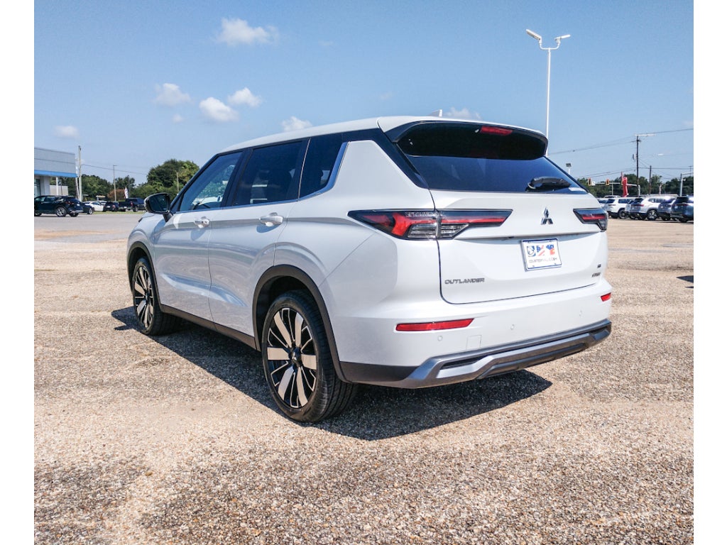 2025 Mitsubishi Outlander Base