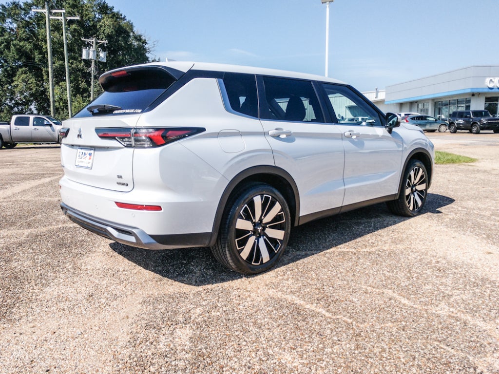 2025 Mitsubishi Outlander Base