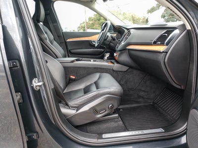 2022 Volvo XC90 Momentum