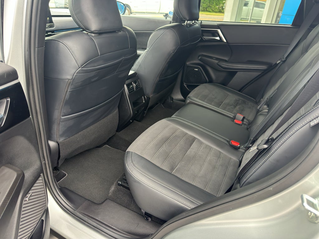 2025 Mitsubishi Outlander Base