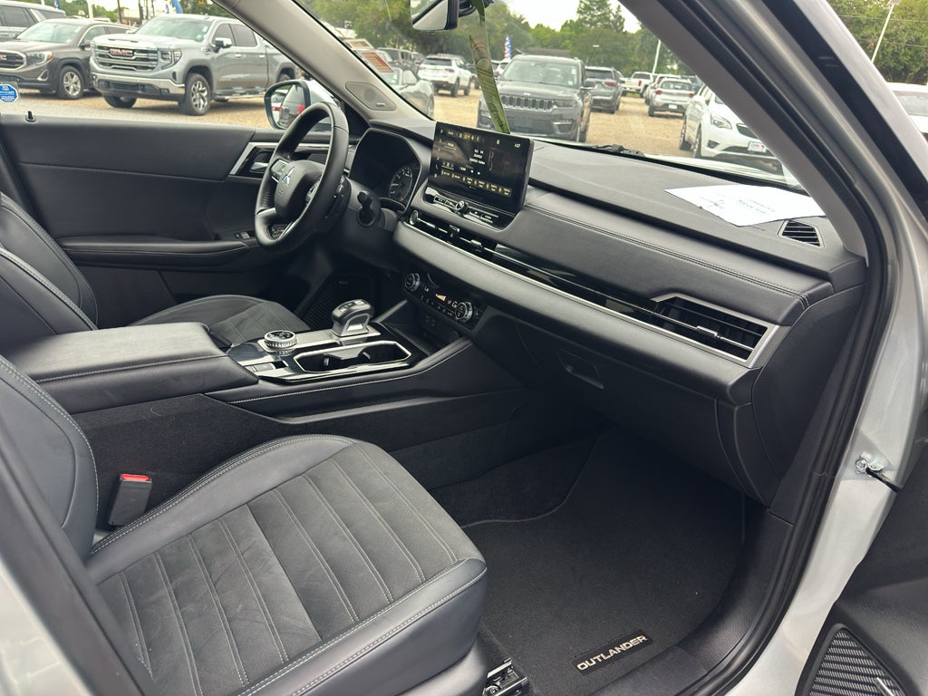 2025 Mitsubishi Outlander Base