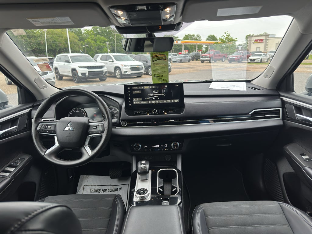 2025 Mitsubishi Outlander Base