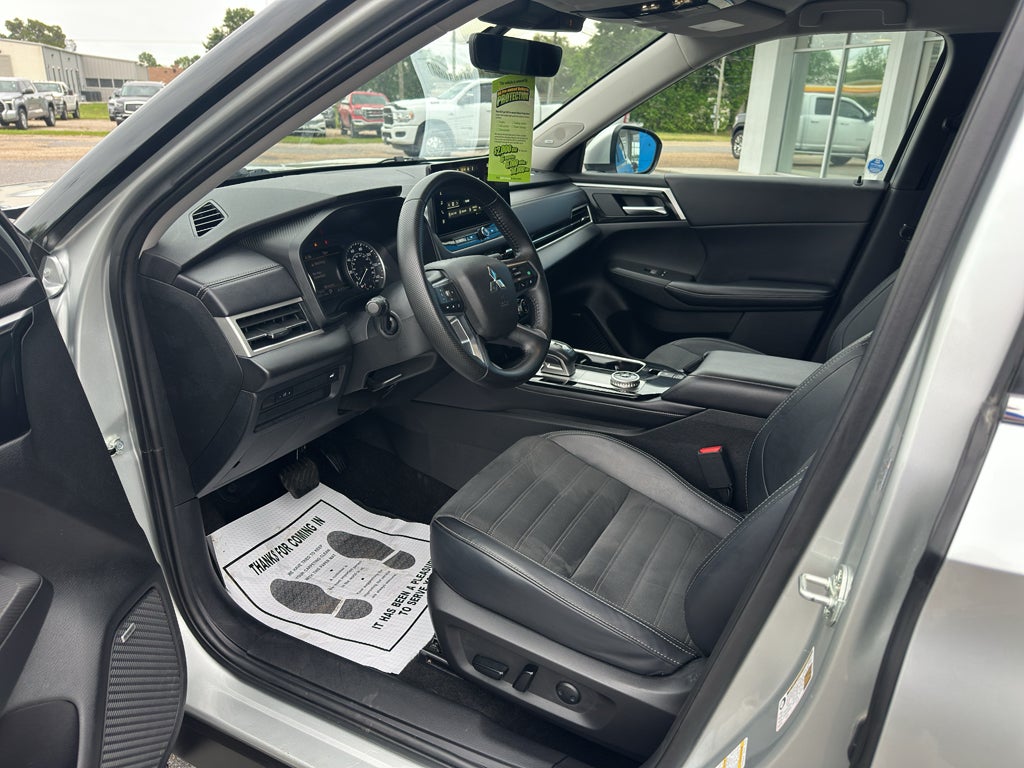 2025 Mitsubishi Outlander Base