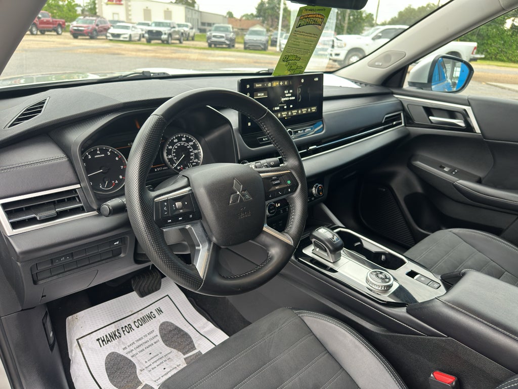 2025 Mitsubishi Outlander Base