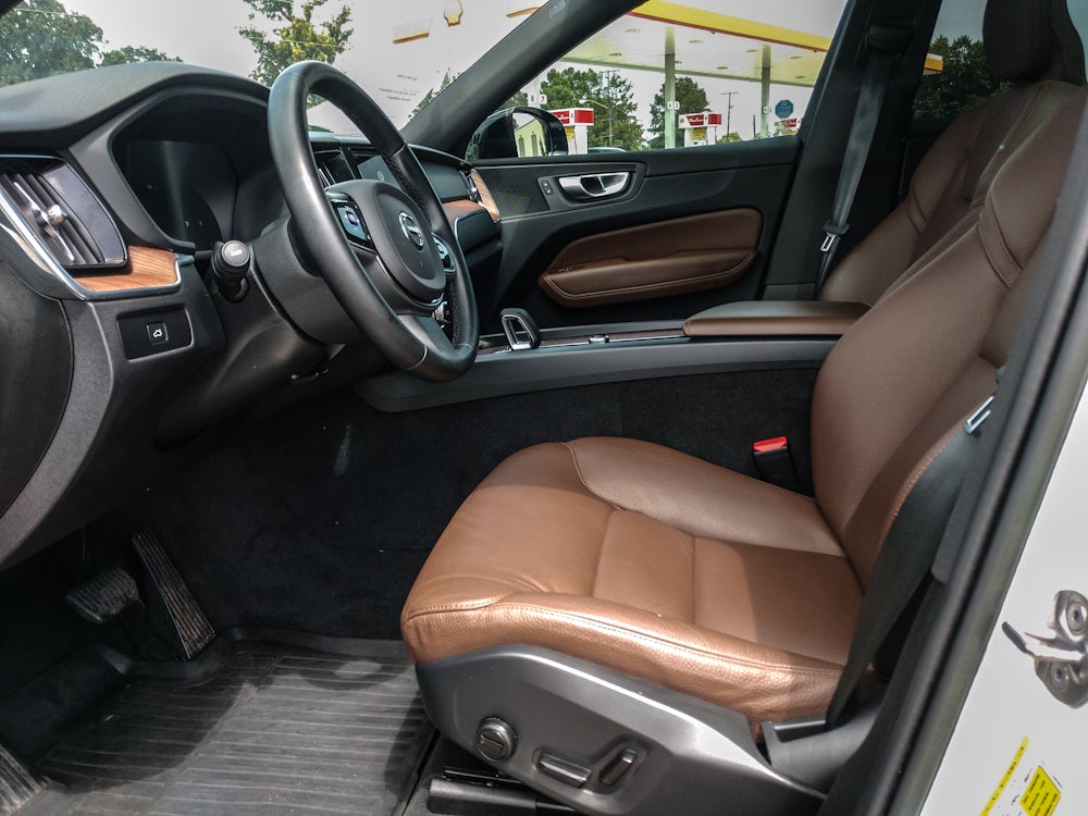 2023 Volvo XC60 B5 Plus Dark Theme