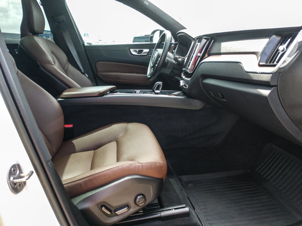 2023 Volvo XC60 B5 Plus Dark Theme