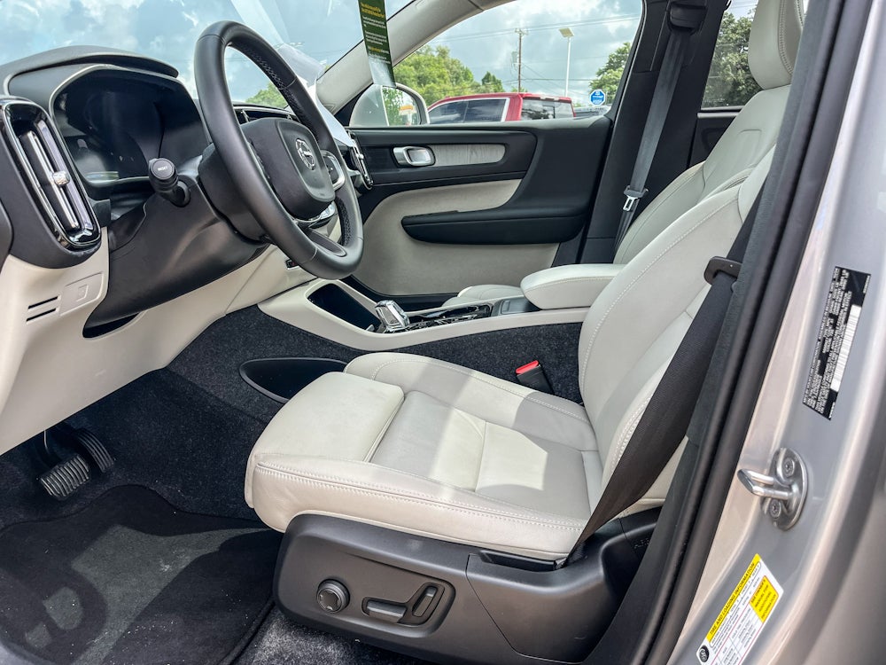 2025 Volvo XC40 B5 Plus Bright Theme