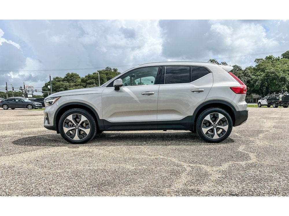 2025 Volvo XC40 B5 Plus Bright Theme
