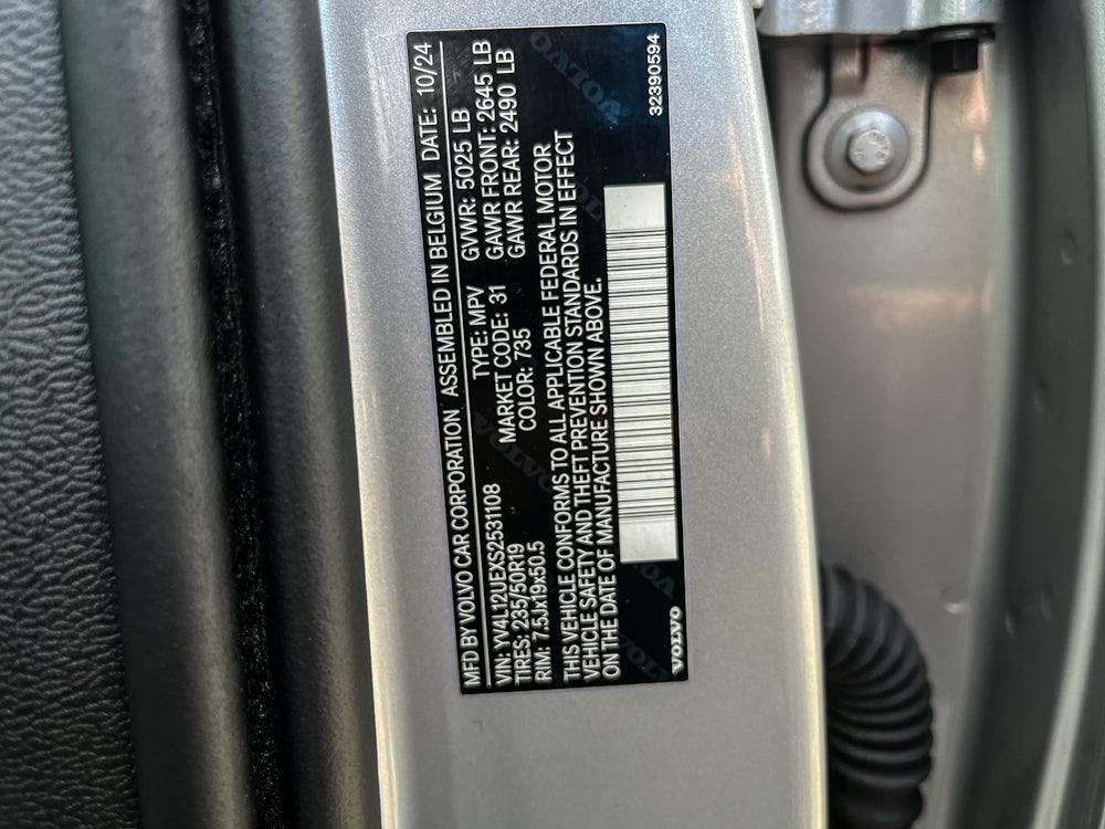 2025 Volvo XC40 B5 Plus Bright Theme