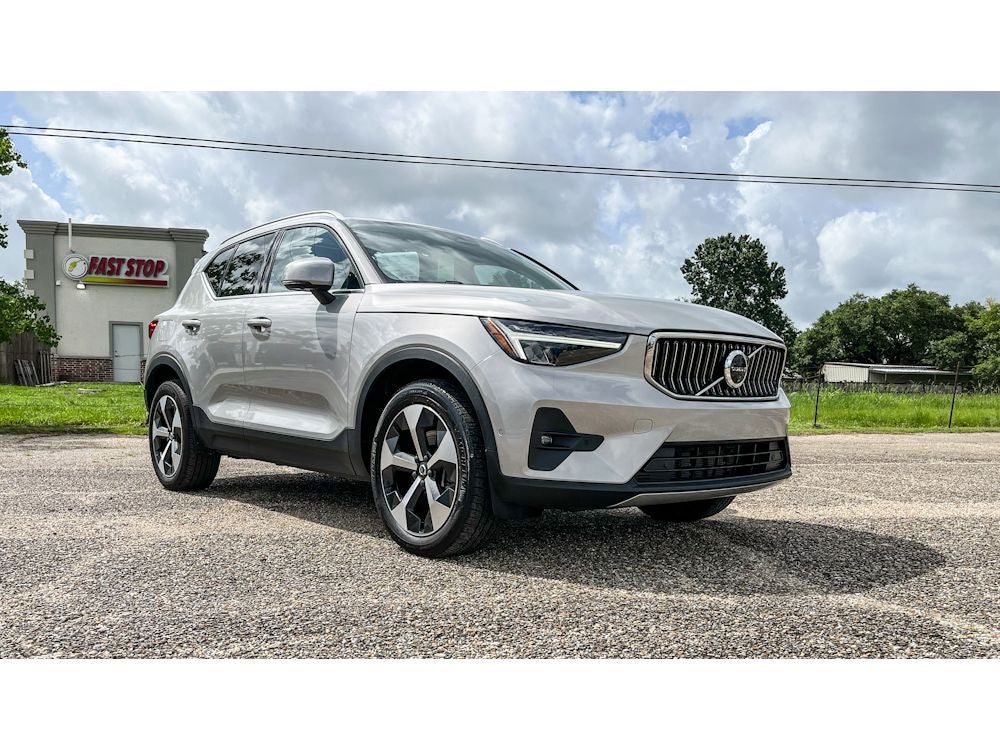 2025 Volvo XC40 B5 Plus Bright Theme