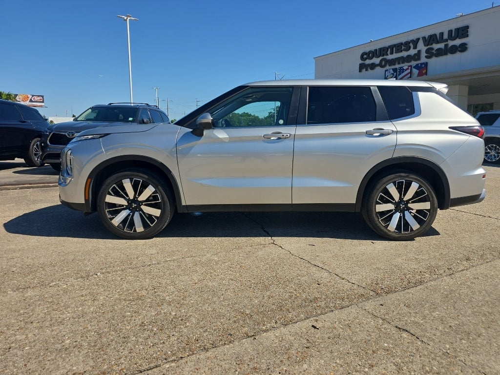 2025 Mitsubishi Outlander Base