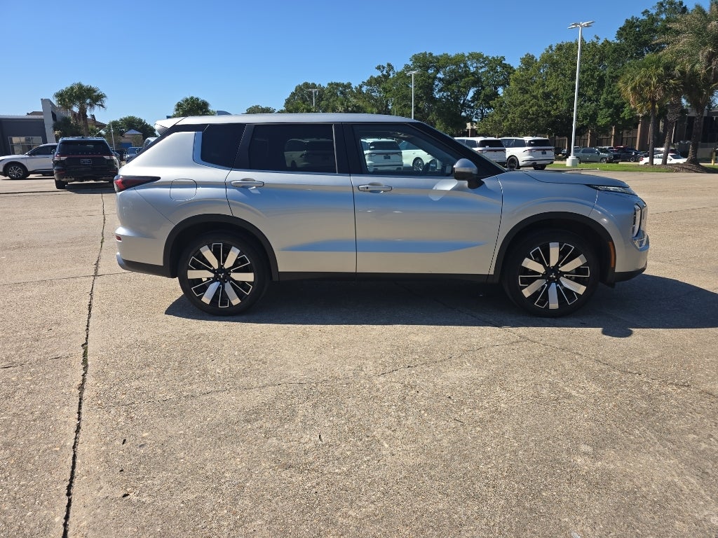 2025 Mitsubishi Outlander Base