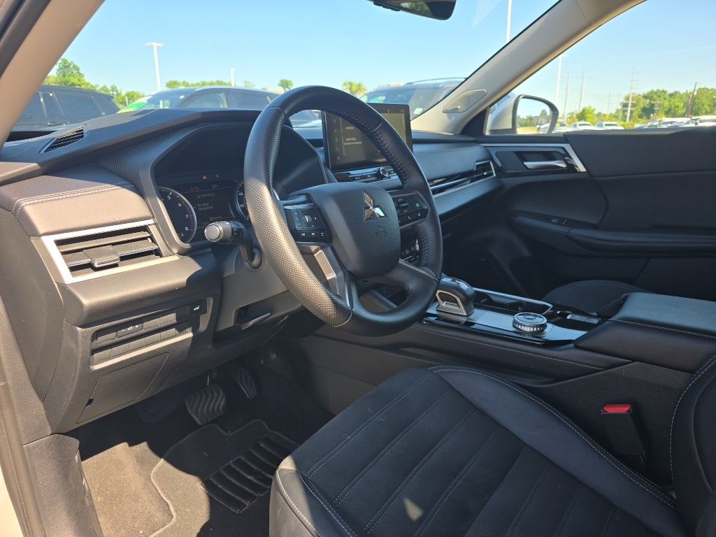 2025 Mitsubishi Outlander Base