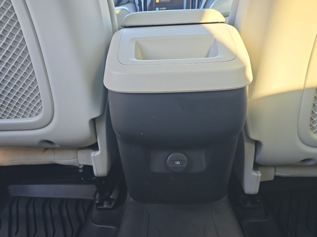 2023 Volvo XC60 Plus Bright Theme