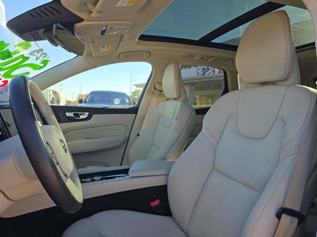 2023 Volvo XC60 Plus Bright Theme