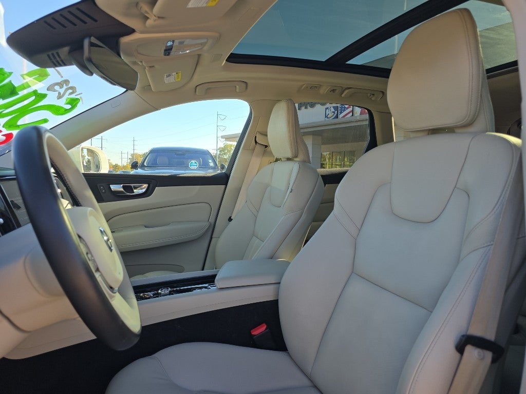 2023 Volvo XC60 Plus Bright Theme