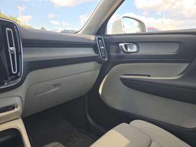 2023 Volvo XC40 B5 Plus Bright Theme