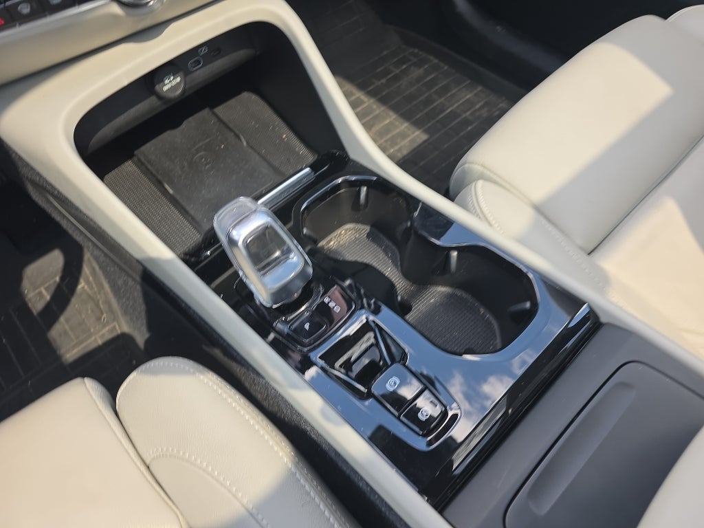 2023 Volvo XC40 B5 Plus Bright Theme