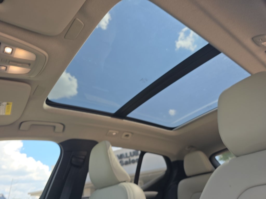 2023 Volvo XC40 B5 Plus Bright Theme