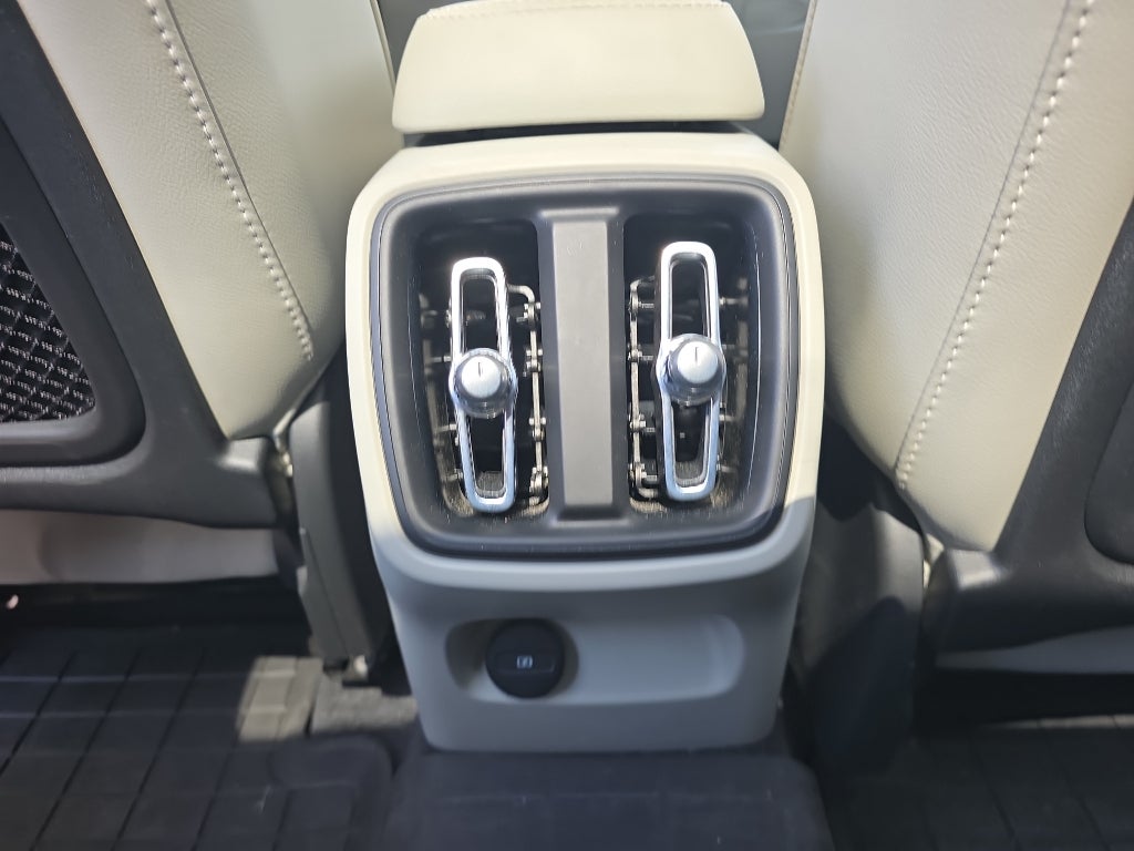 2023 Volvo XC40 B5 Plus Bright Theme