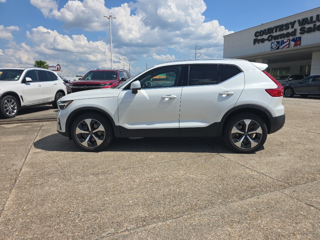 2023 Volvo XC40 B5 Plus Bright Theme