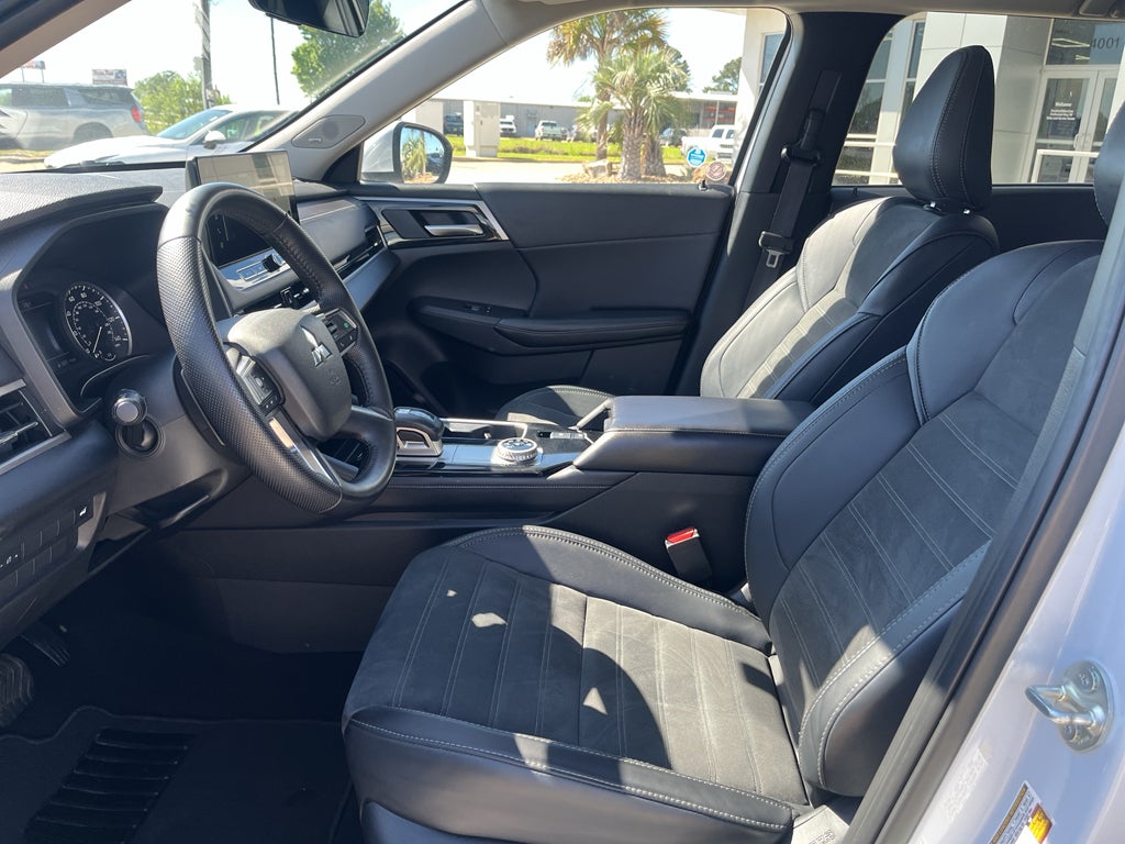 2025 Mitsubishi Outlander Base