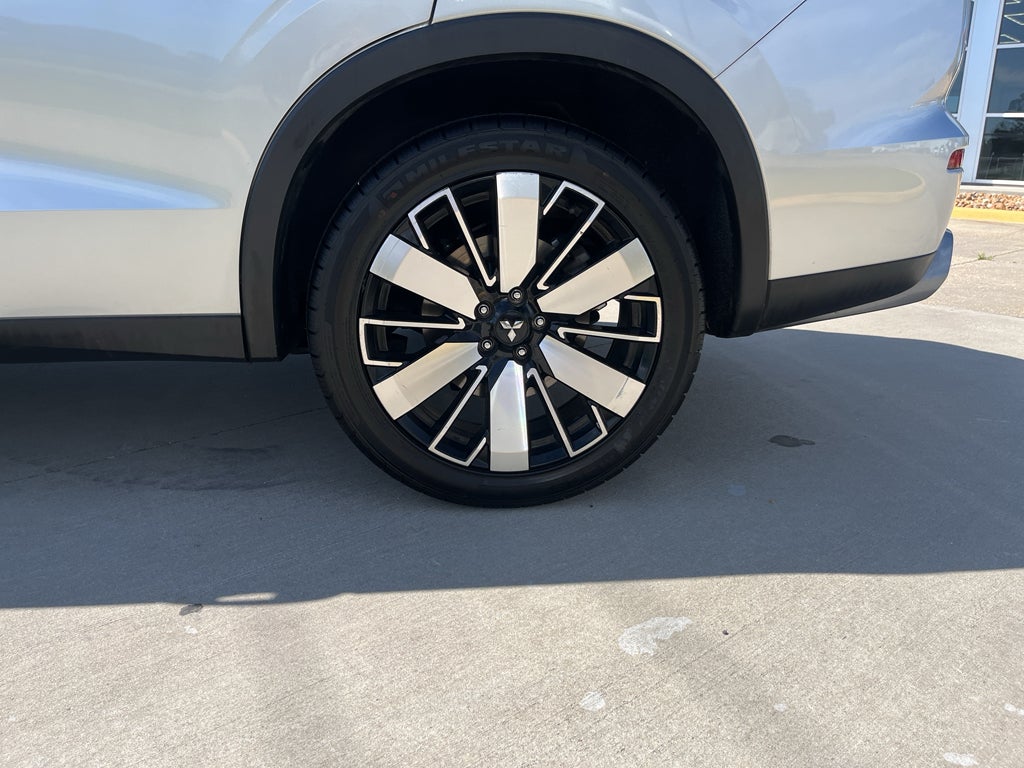 2025 Mitsubishi Outlander Base