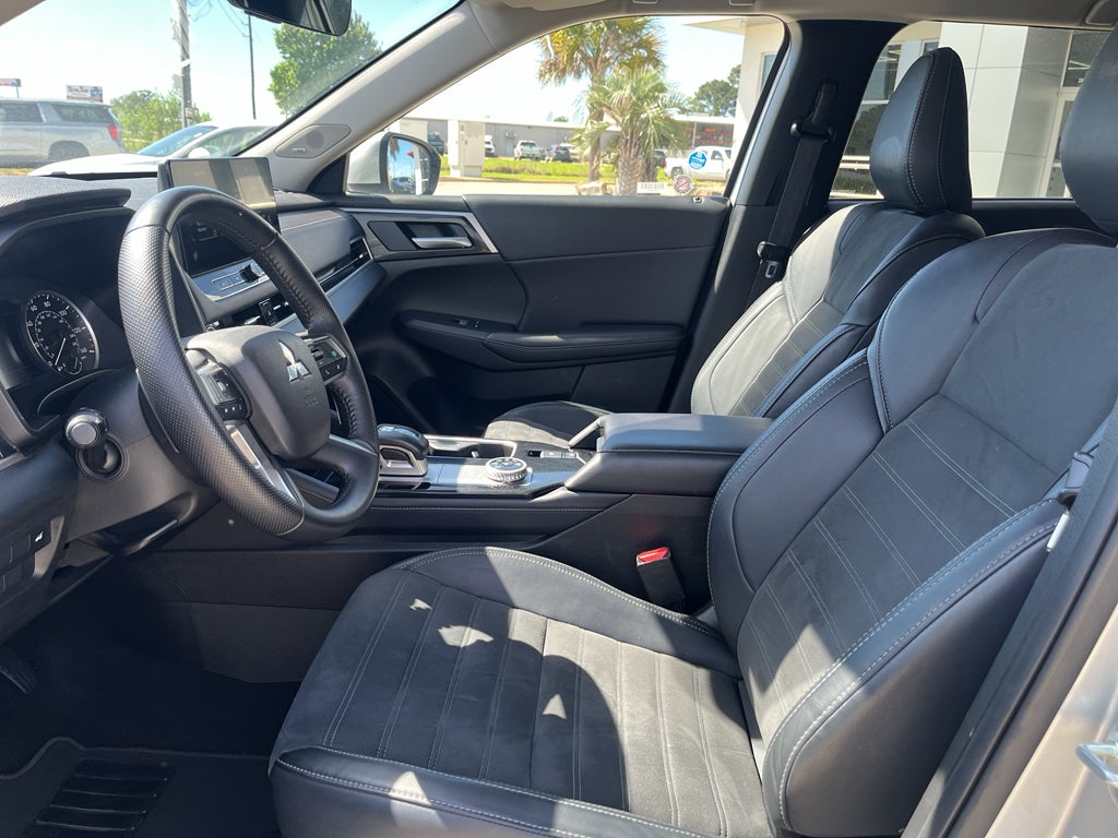 2025 Mitsubishi Outlander Base